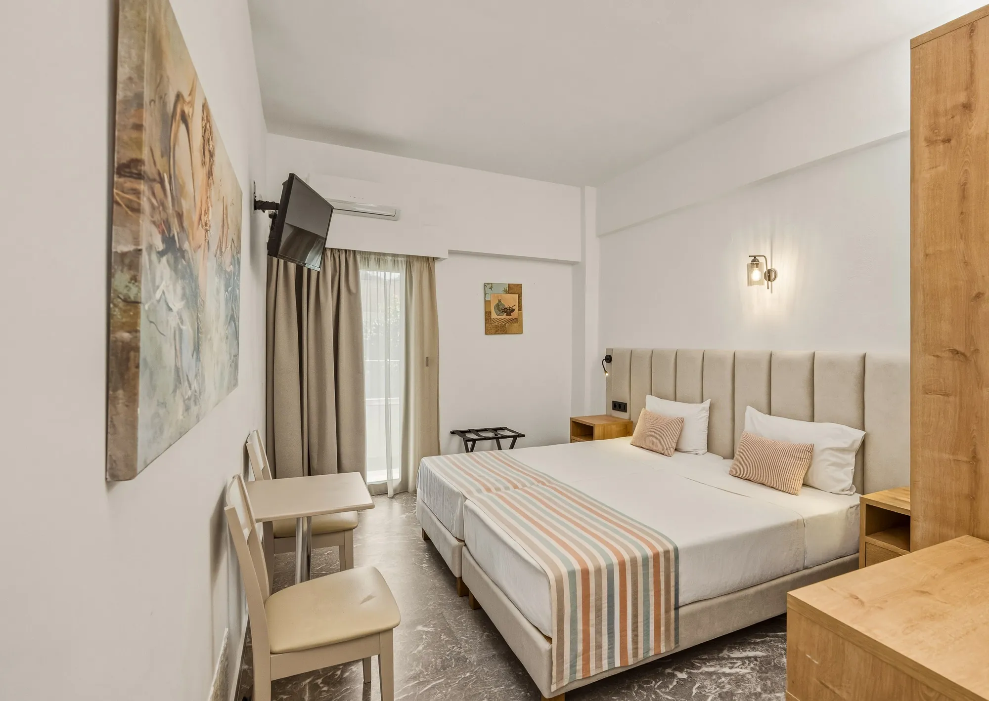 erato-hotel-double-room-02-twin-beds-overview