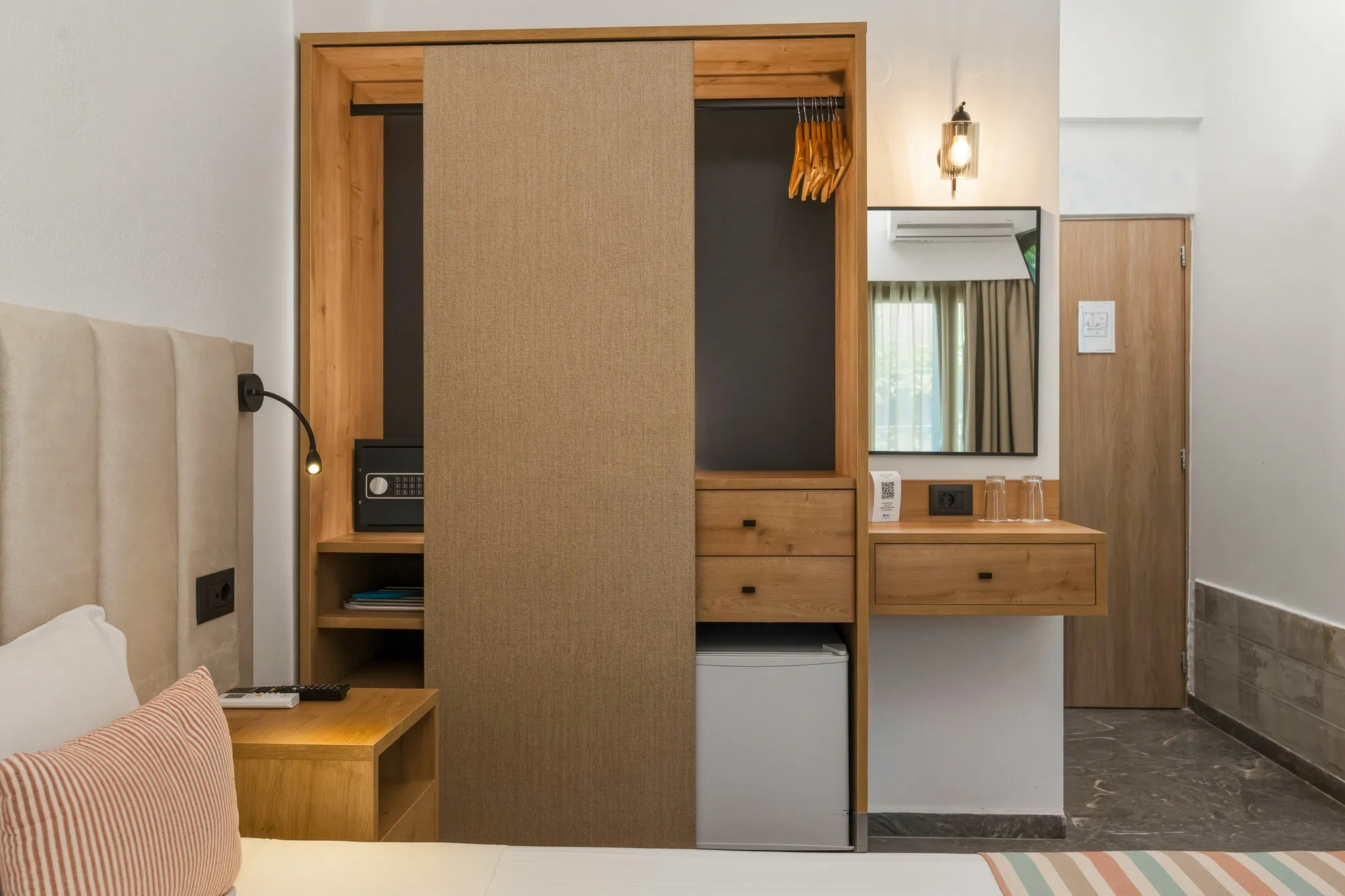 erato-hotel-single-room-04-bedroom-corner-view