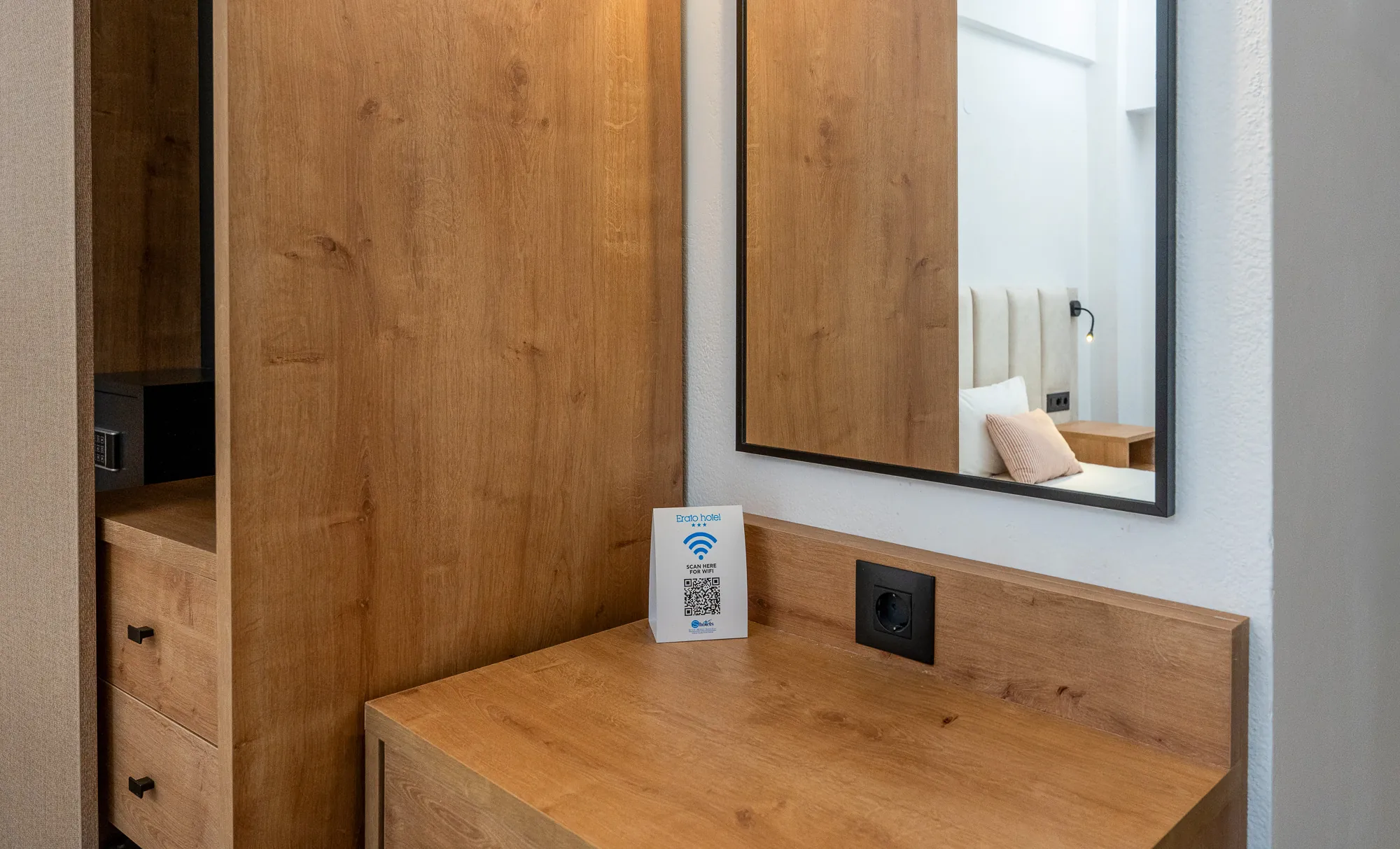 erato-hotel-triple-room-05-desk-mirror-close-up