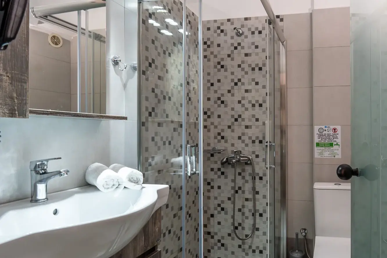 erato-hotel-triple-room-07-bathroom-with-shower